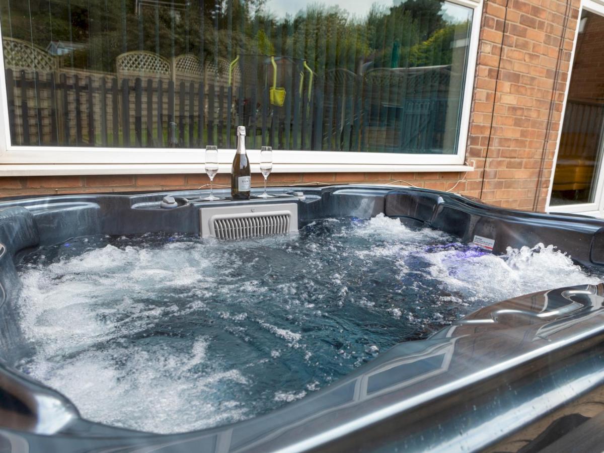 Pass The Keys Amazing 4 Bedroom Property- Hot Tub & Sea Views Scarborough Bagian luar foto
