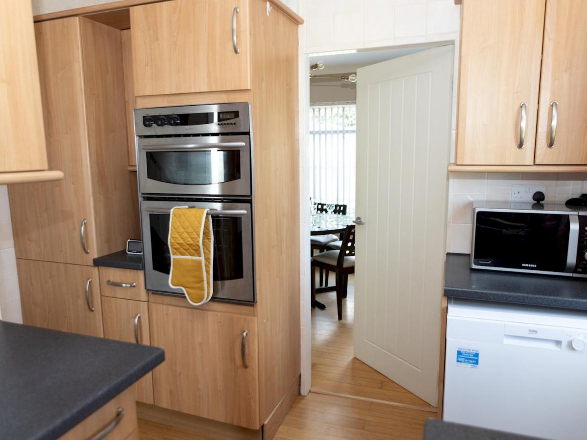 Pass The Keys Amazing 4 Bedroom Property- Hot Tub & Sea Views Scarborough Bagian luar foto