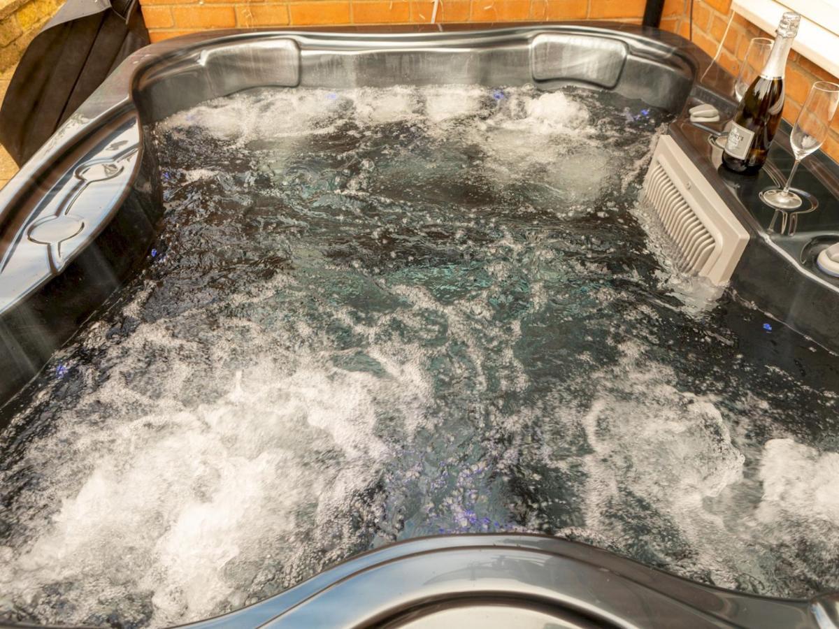Pass The Keys Amazing 4 Bedroom Property- Hot Tub & Sea Views Scarborough Bagian luar foto
